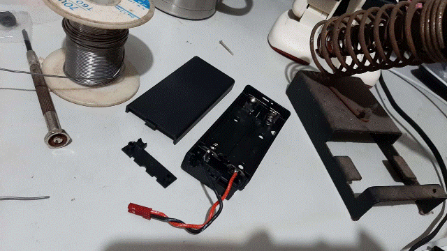 Robi2023.02.02_05_   造測試零件：[帶開關的電池盒長度約90mm]=焊接上去[JST公���頭]=似乎可行？.gif